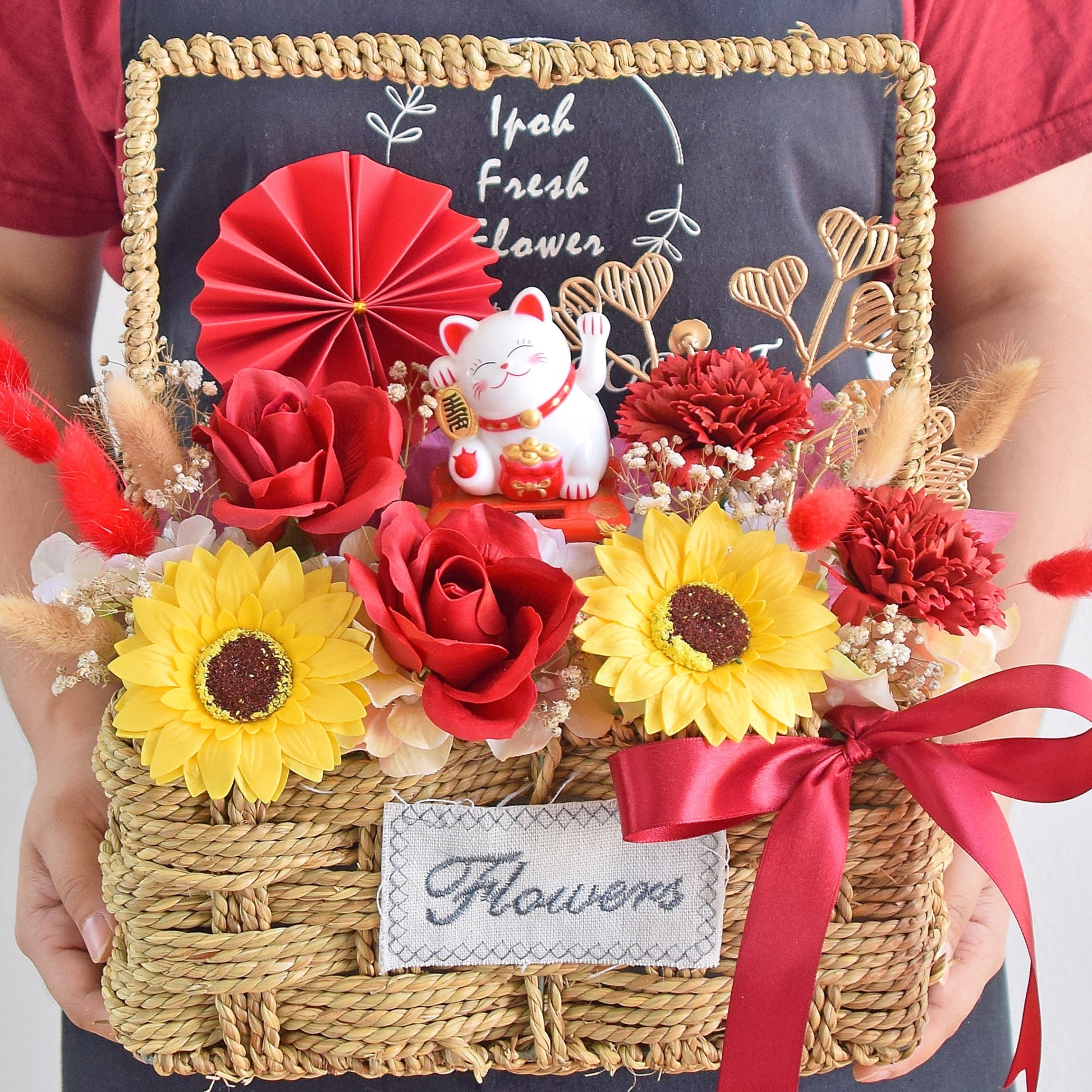 Ethan Fortune Lucky Cat Opening Flower Arrangement