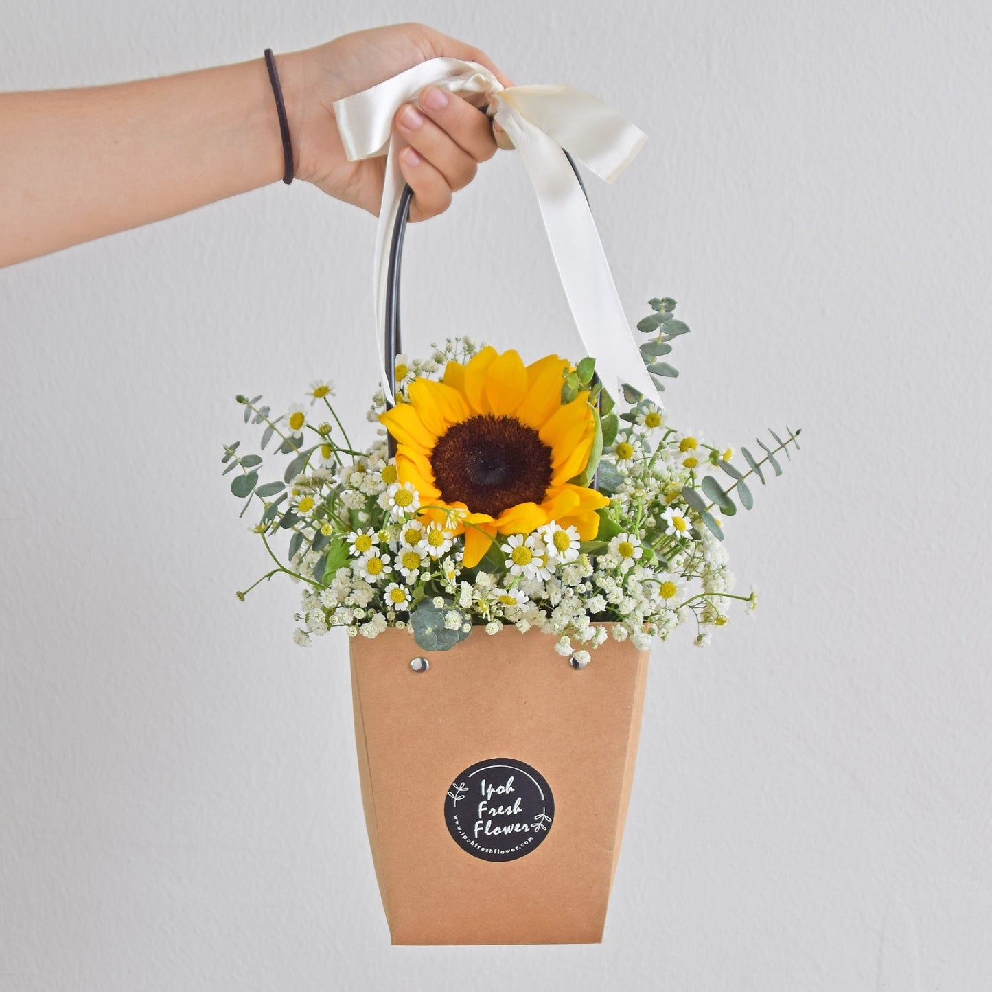 Jolly | Sunflower & Baby breath flower basket