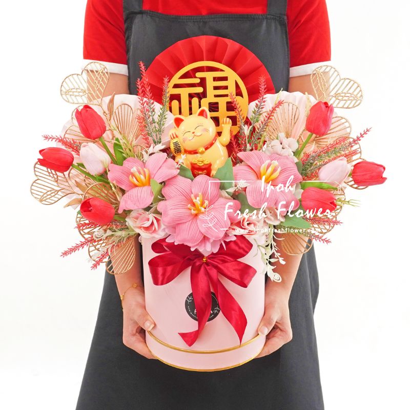 Luna Fortune Lucky Cat Opening Flower Arrangement