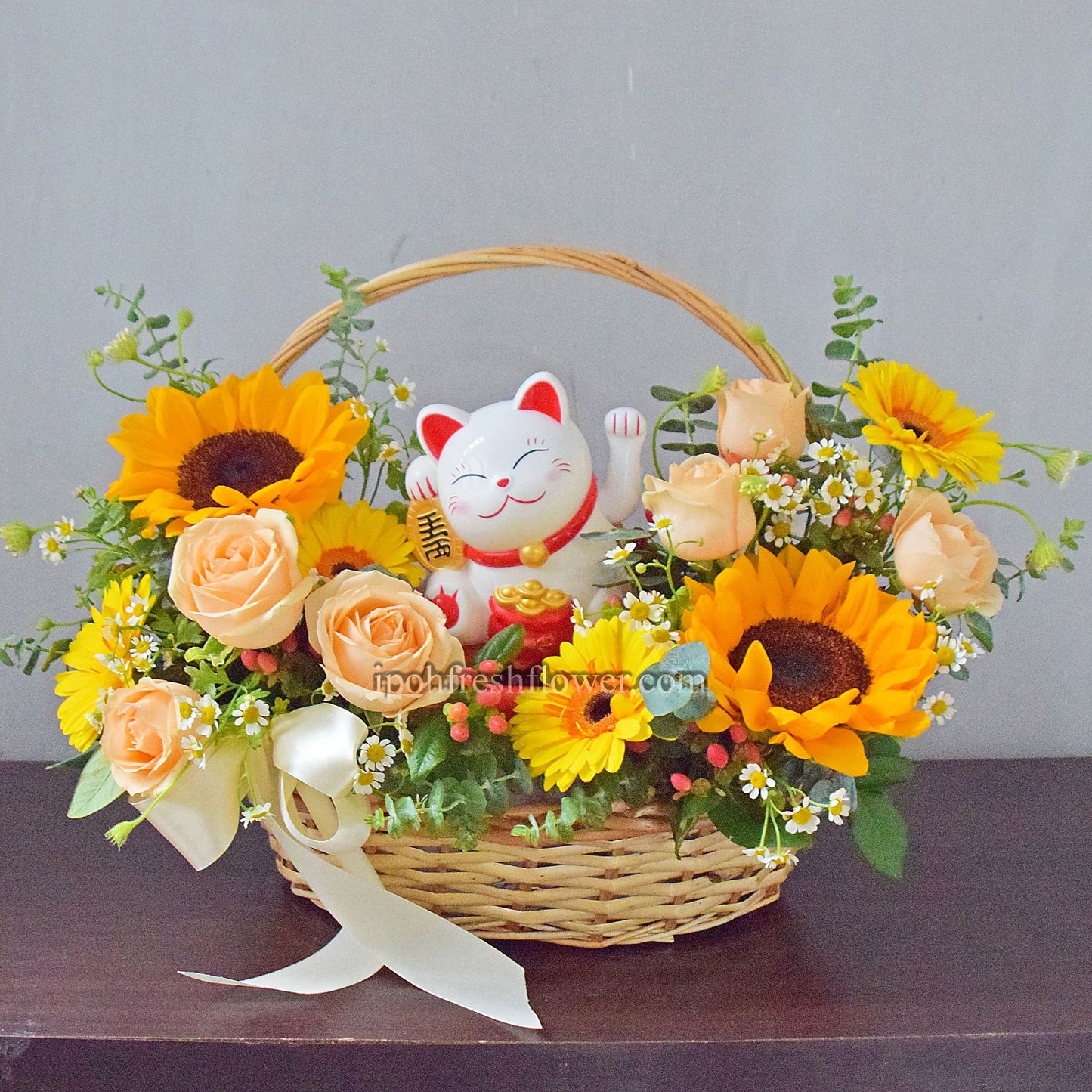Golden Fortune Lucky Cat Opening Flower Arrangement