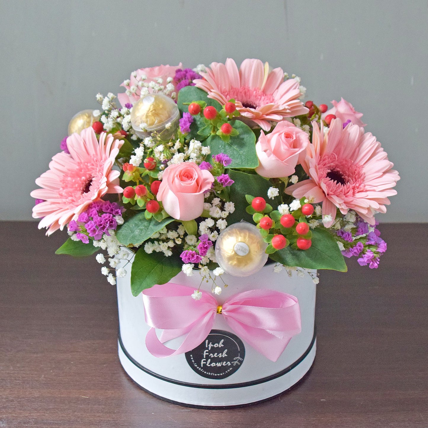 Sweet Beauty| Fresh Flower And Chocolate Gift Box Delivery